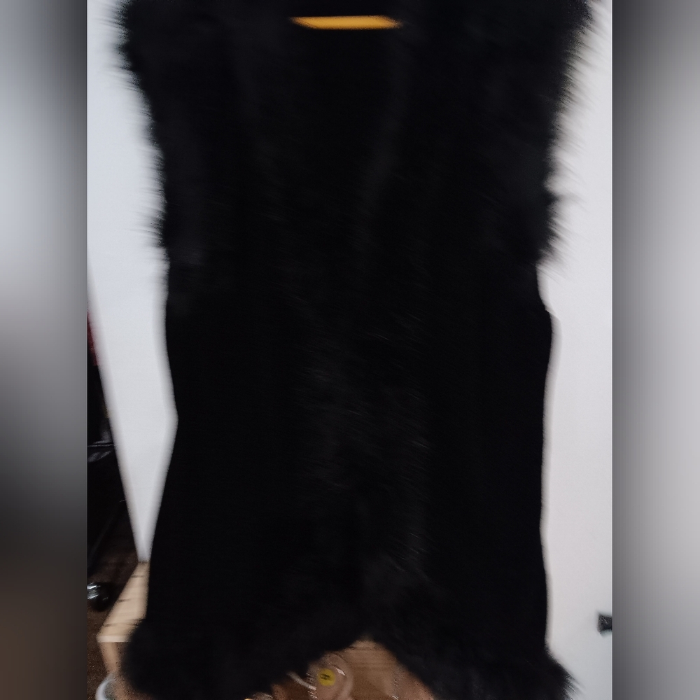 Pre-loved Lisa international woman Faux fur sweater vest